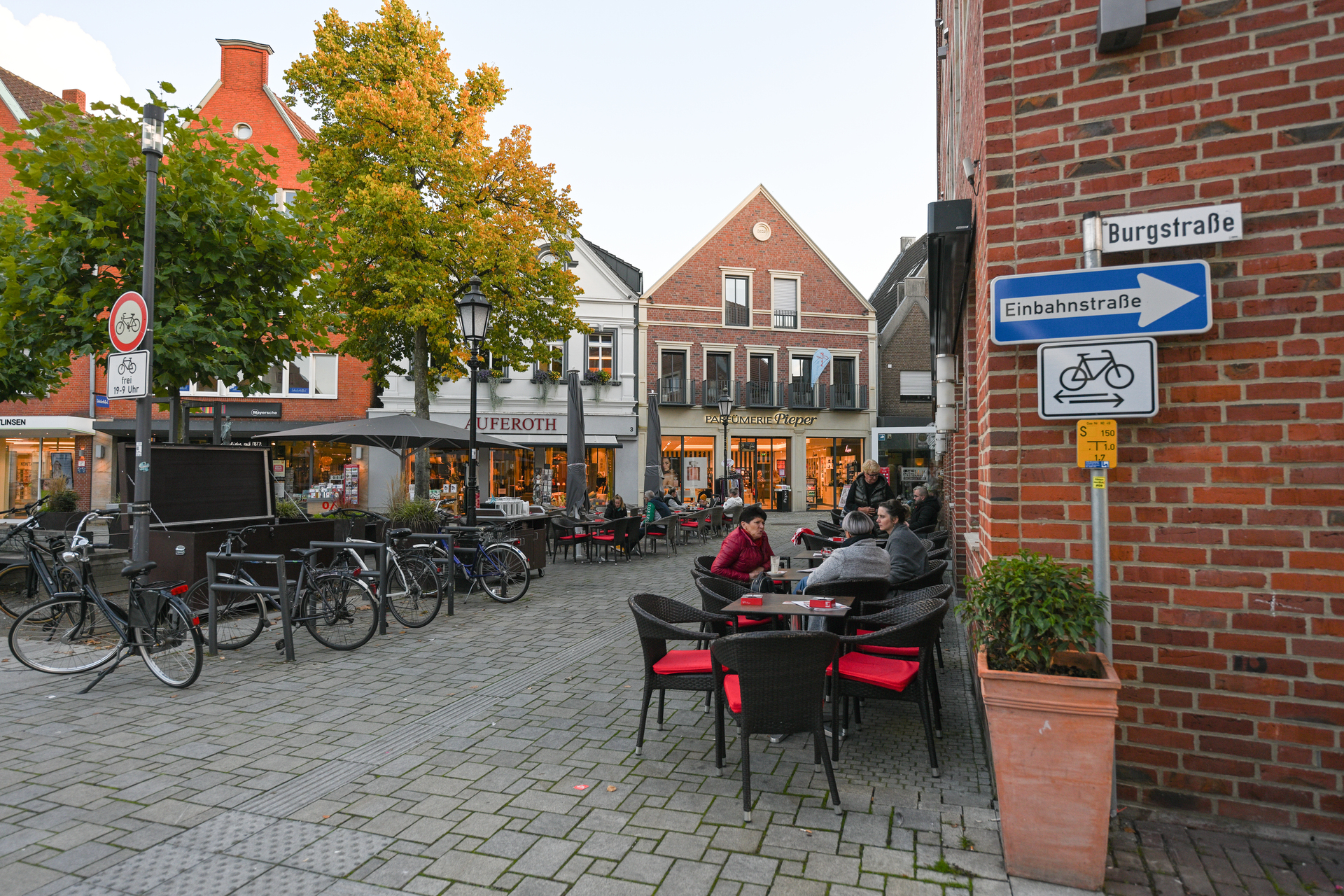 Die Geschichte Lüdingshausens reicht bis in das Jahr 800 zurück. Heute finden Einheimische und Besucher zahlreiche Geschäfte und Gastronomiebetriebe in der Innenstadt.