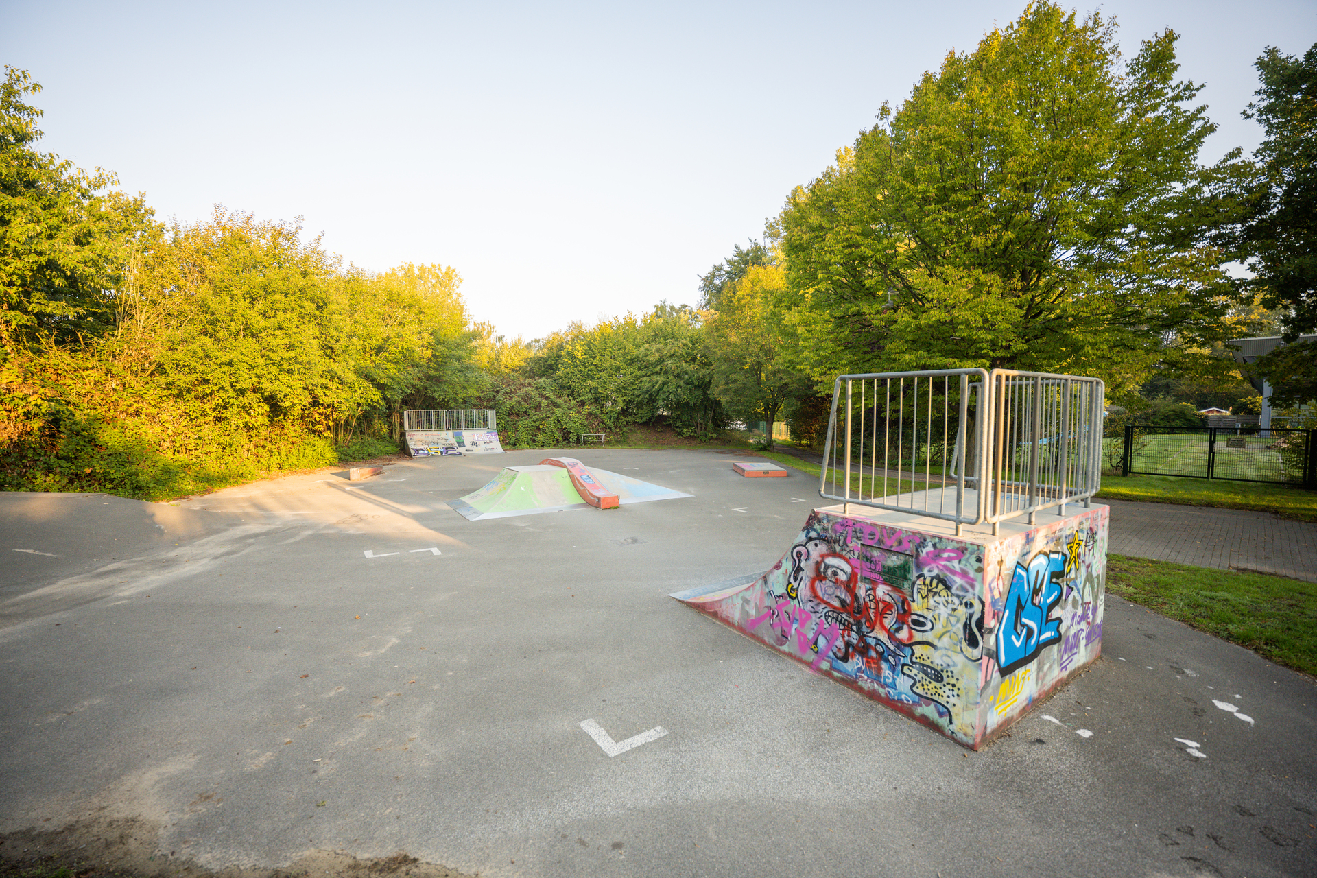 Über eine eigene Skate-Anlage verfügt das Naturschutzgebiet Klutensee in Lüdinghausen. Auch Bänke und Wanderwege sind in dem Naturschutzgebiet zu finden, das Baden im See ist gestattet.