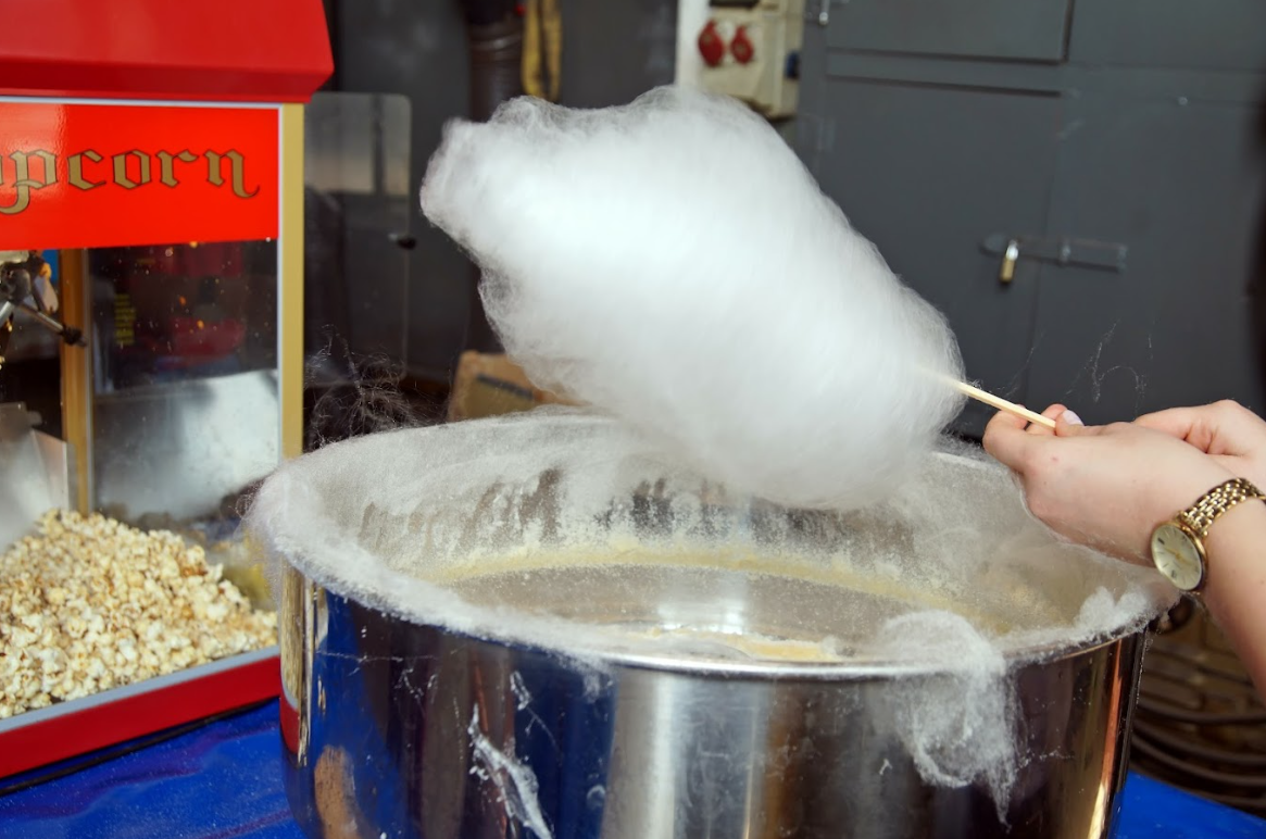 Eine Portion Zuckerwatte auf der Kirmes