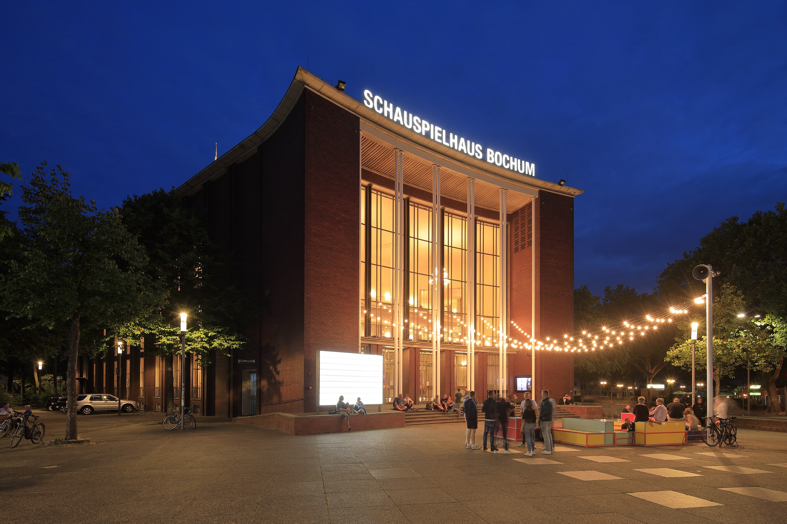 beleuchtete Fassade des Bochumer Schauspielhauses