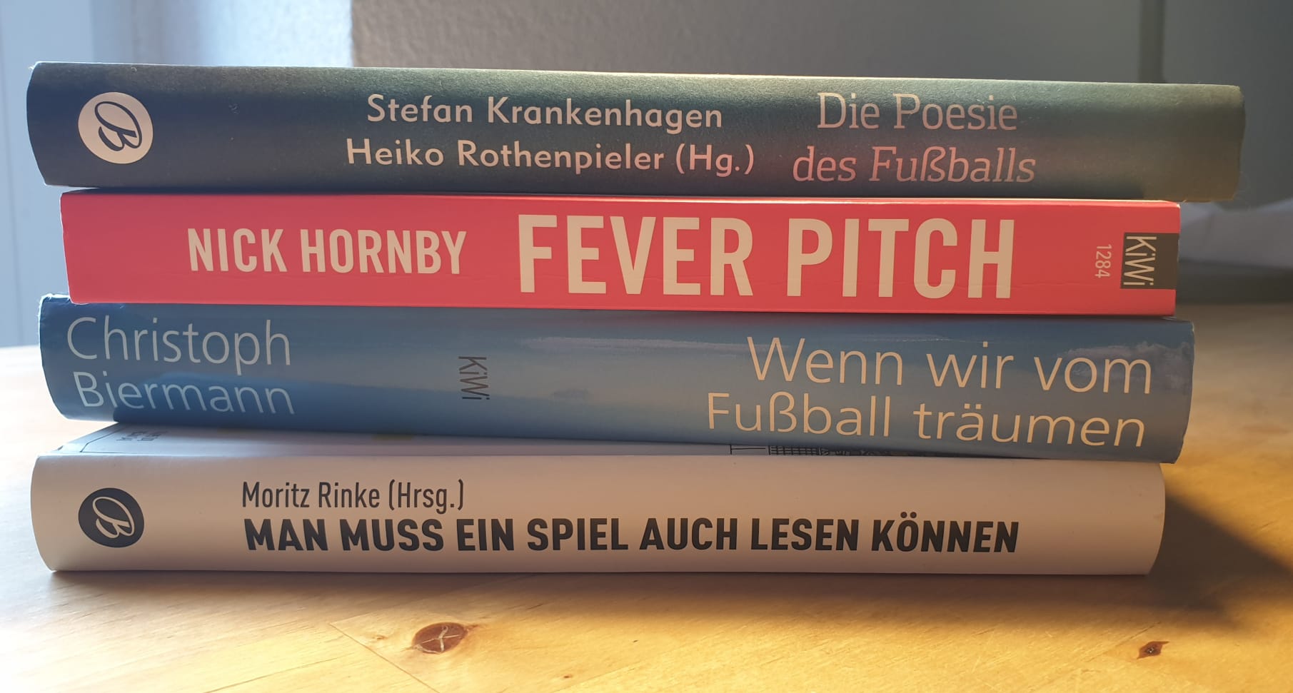 verschiedene Bücher mit Fußball-Titeln