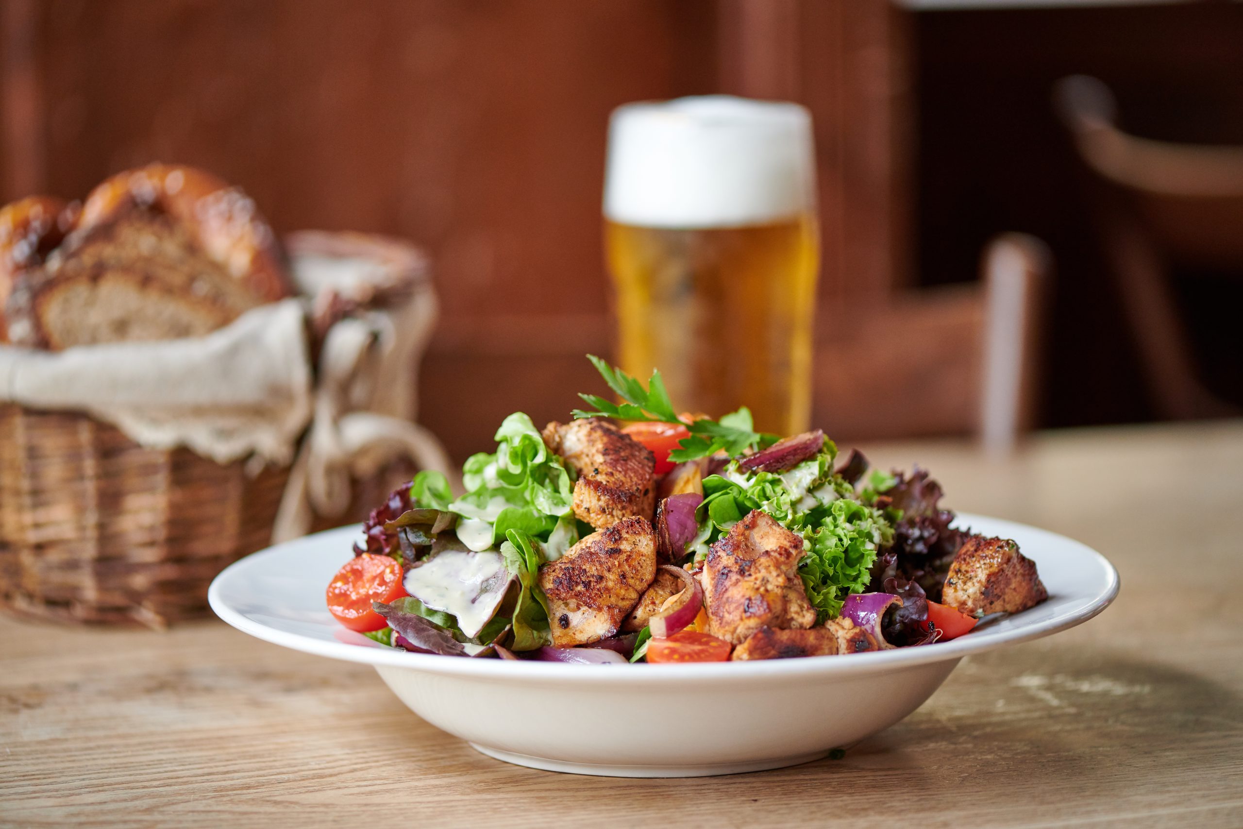 Salat und Bier auf einem Tisch
