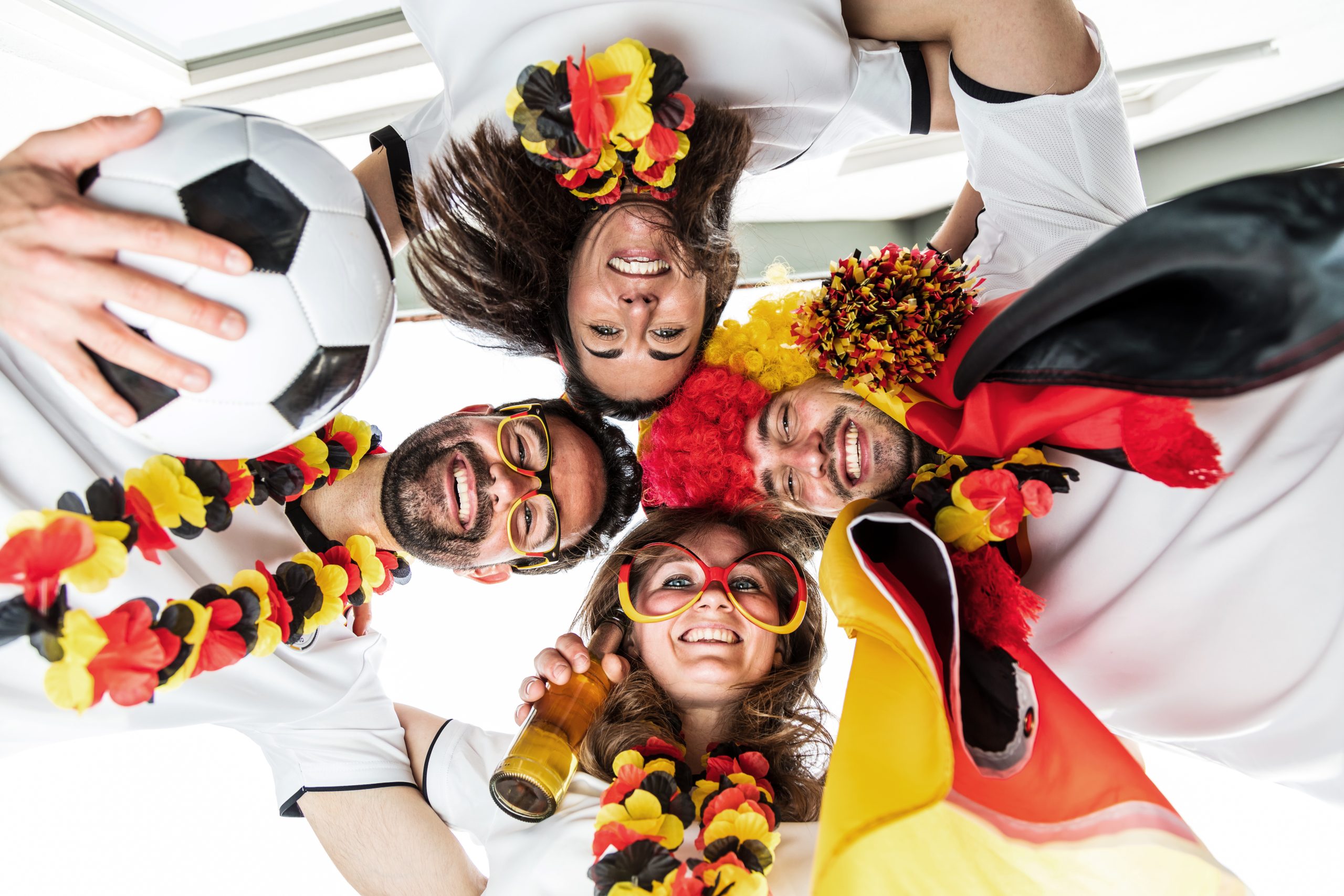 Deutsche Fußball-Fans in Trikots und mit Fan-Accessoires