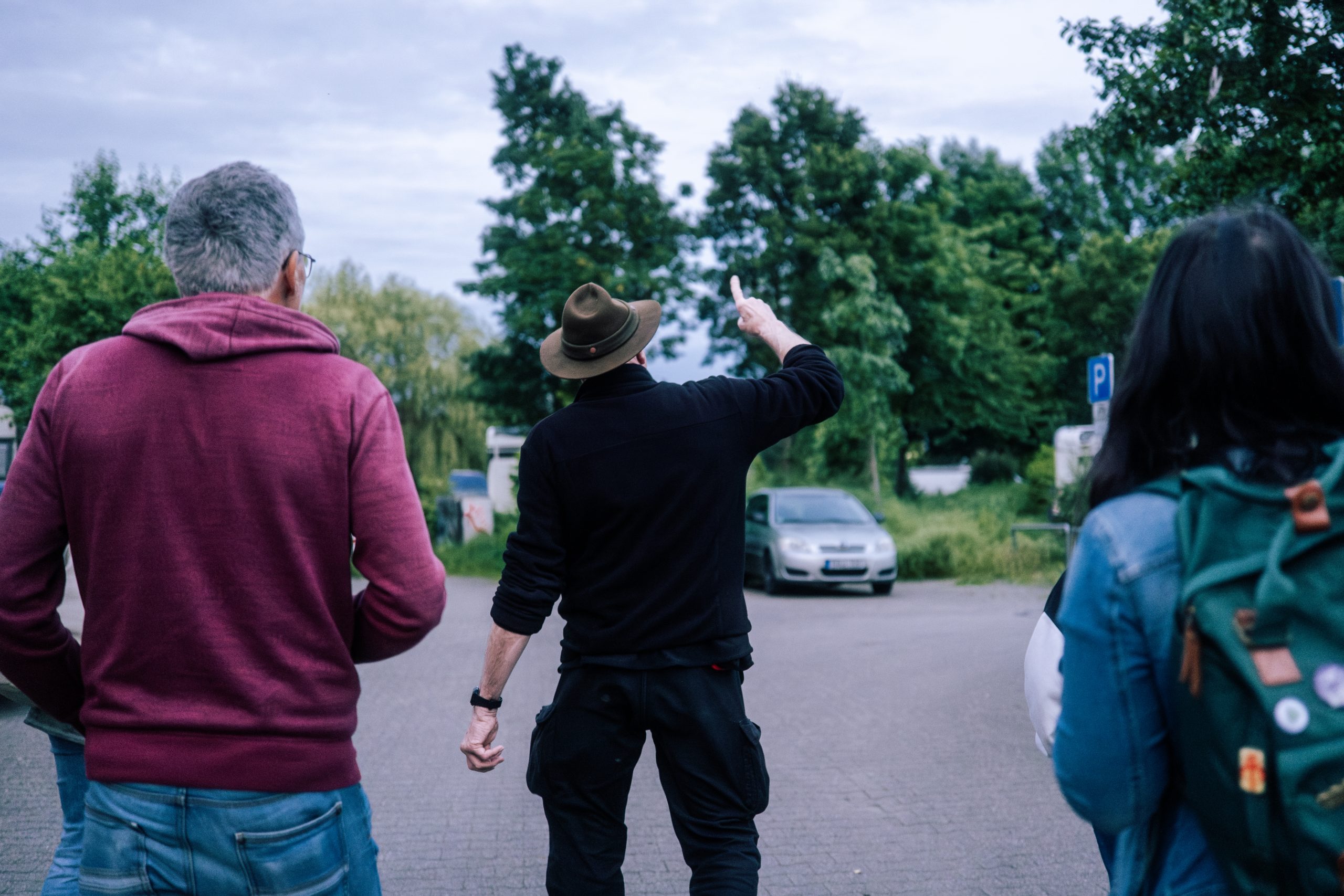 Eine Gruppe von Menschen, von hinten gesehen