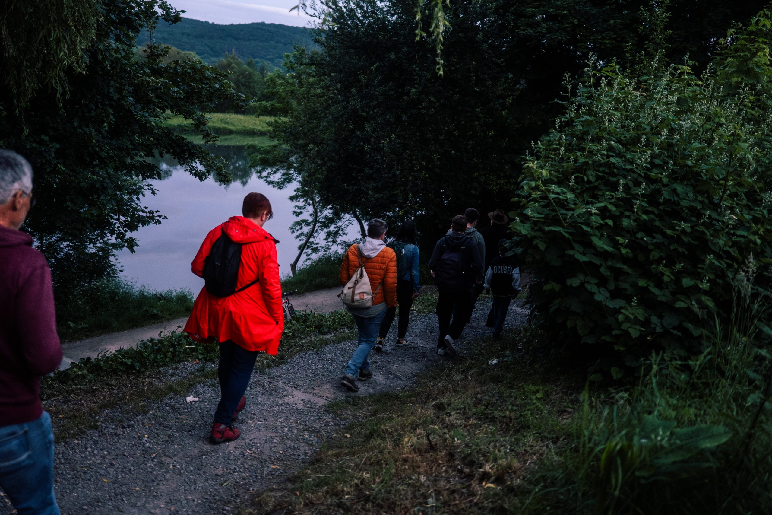 Personengruppe geht ans Flußufer