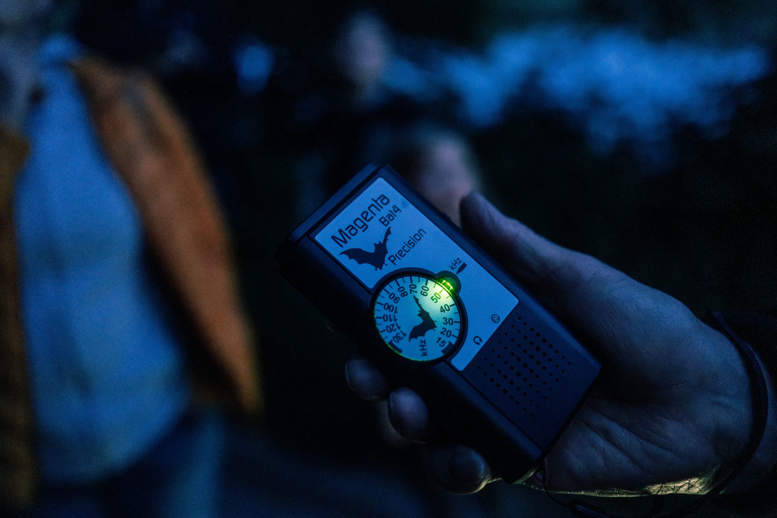 Eine Person hält einen Ultraschalldetektor in der Hand