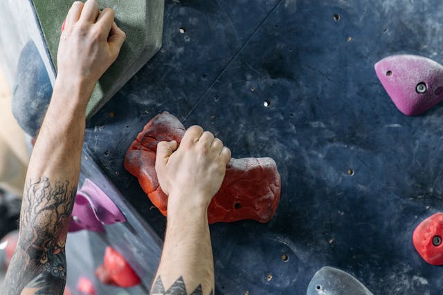 Hindernisse an einer Kletterwand 