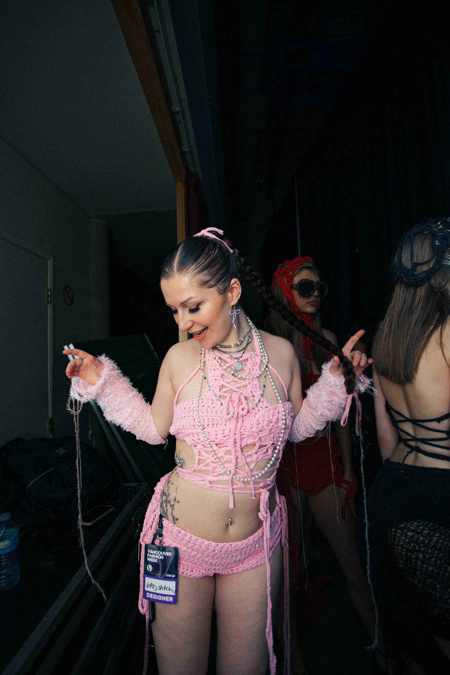 antonia sprenger mit einem ausweis backstage bei der fashion week