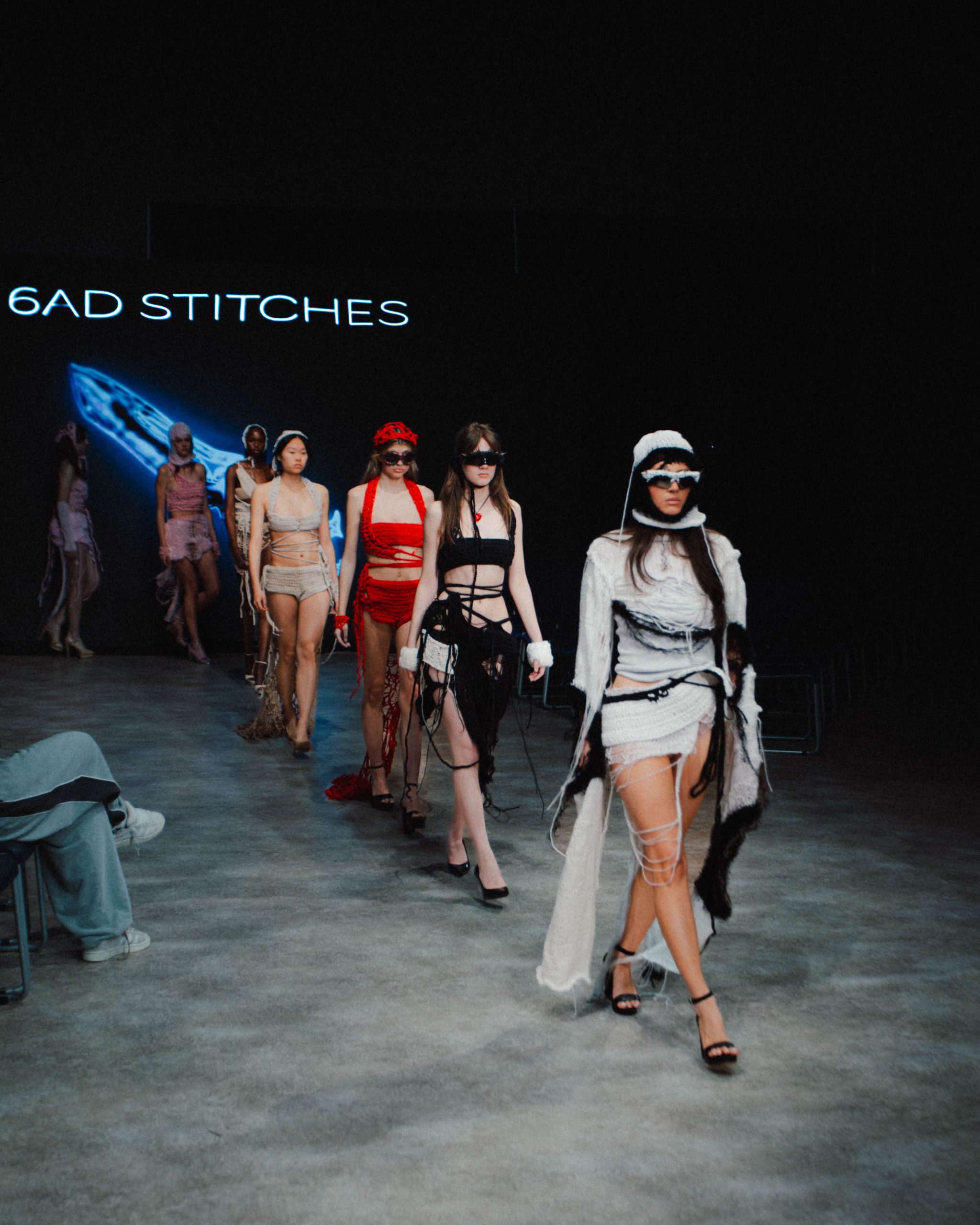 models tragen auf dem catwalk antonias kleidung