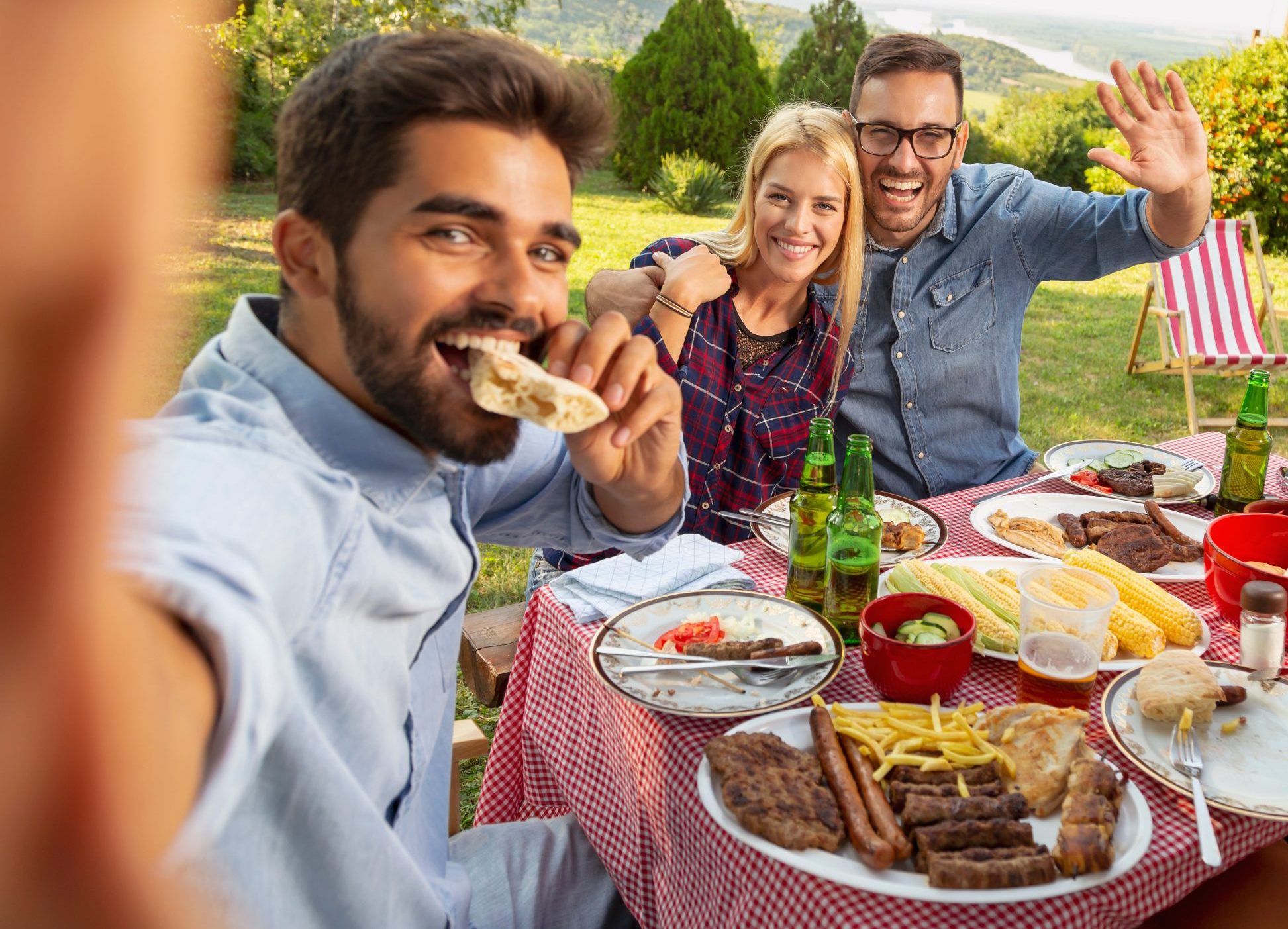 Eine Gruppe von Freunden macht ein Selfie bei einem Grillfest