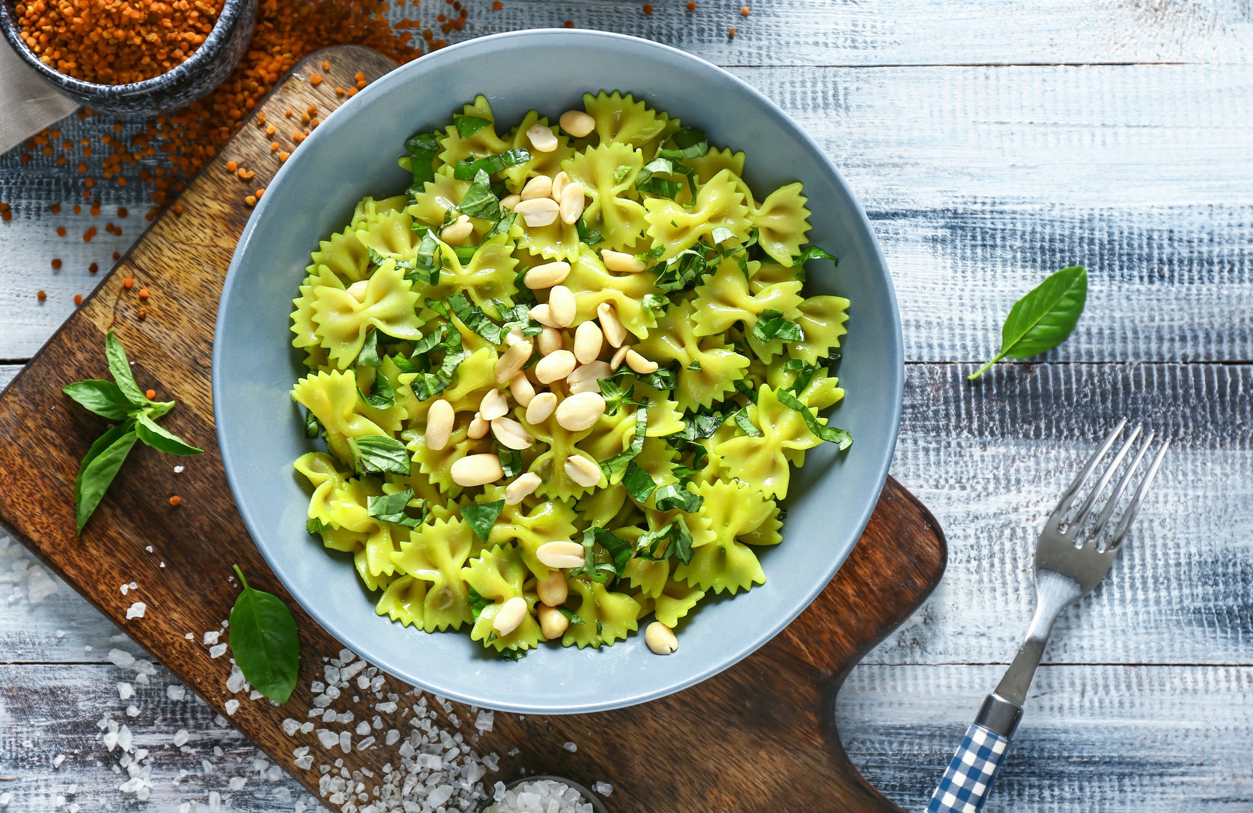 Wildkräuter kann man überall reinwerfen. In die Pasta zum Beispiel. Auch geil: als Pesto. Foto: Adobe Stock