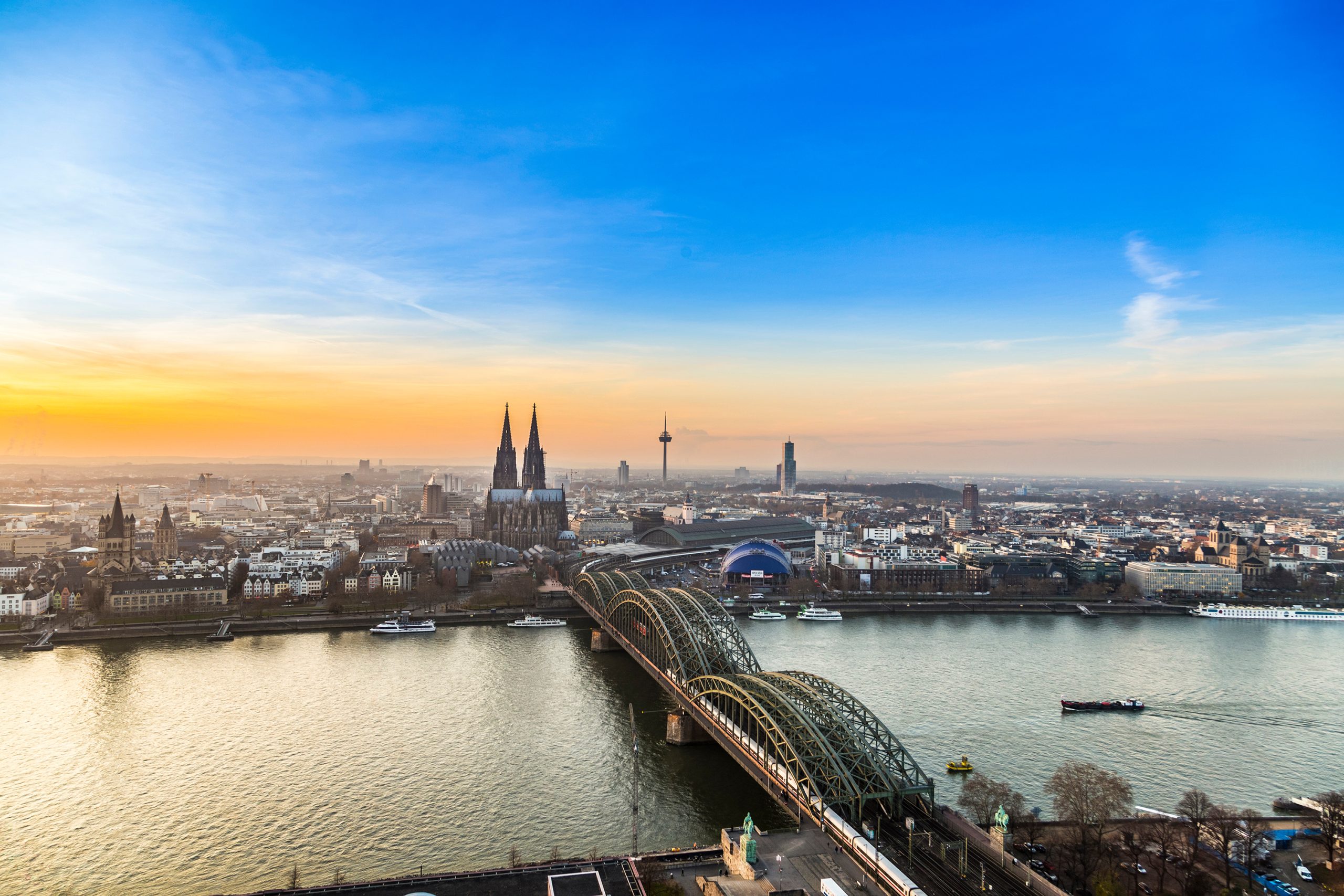 Die Skyline von Köln mit Hohenzollernbrücke und Dom
