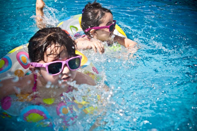 Kinder schwimmen im Freibad