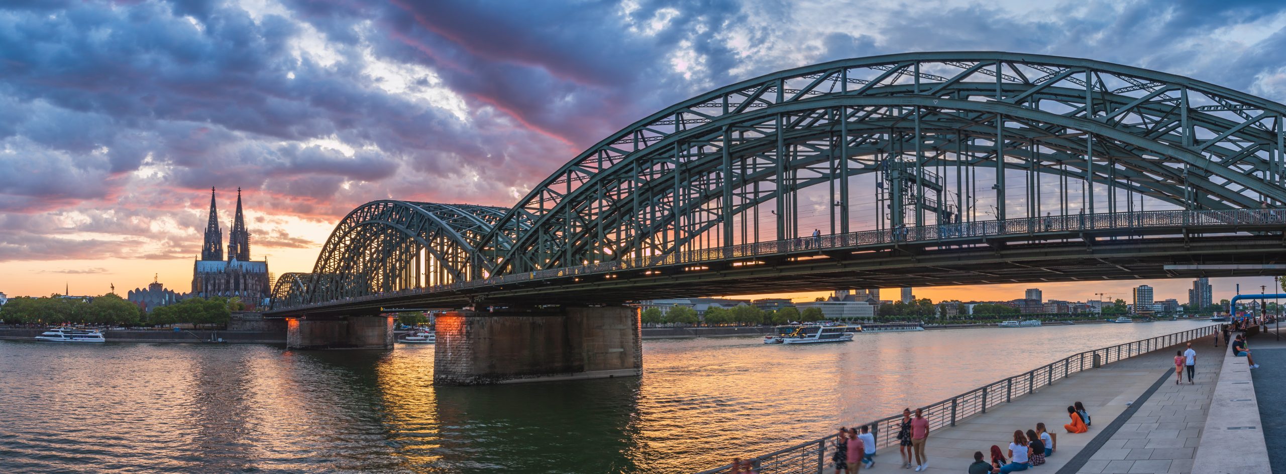 Die Hohenzollernbrücke bei Sonnenuntergang