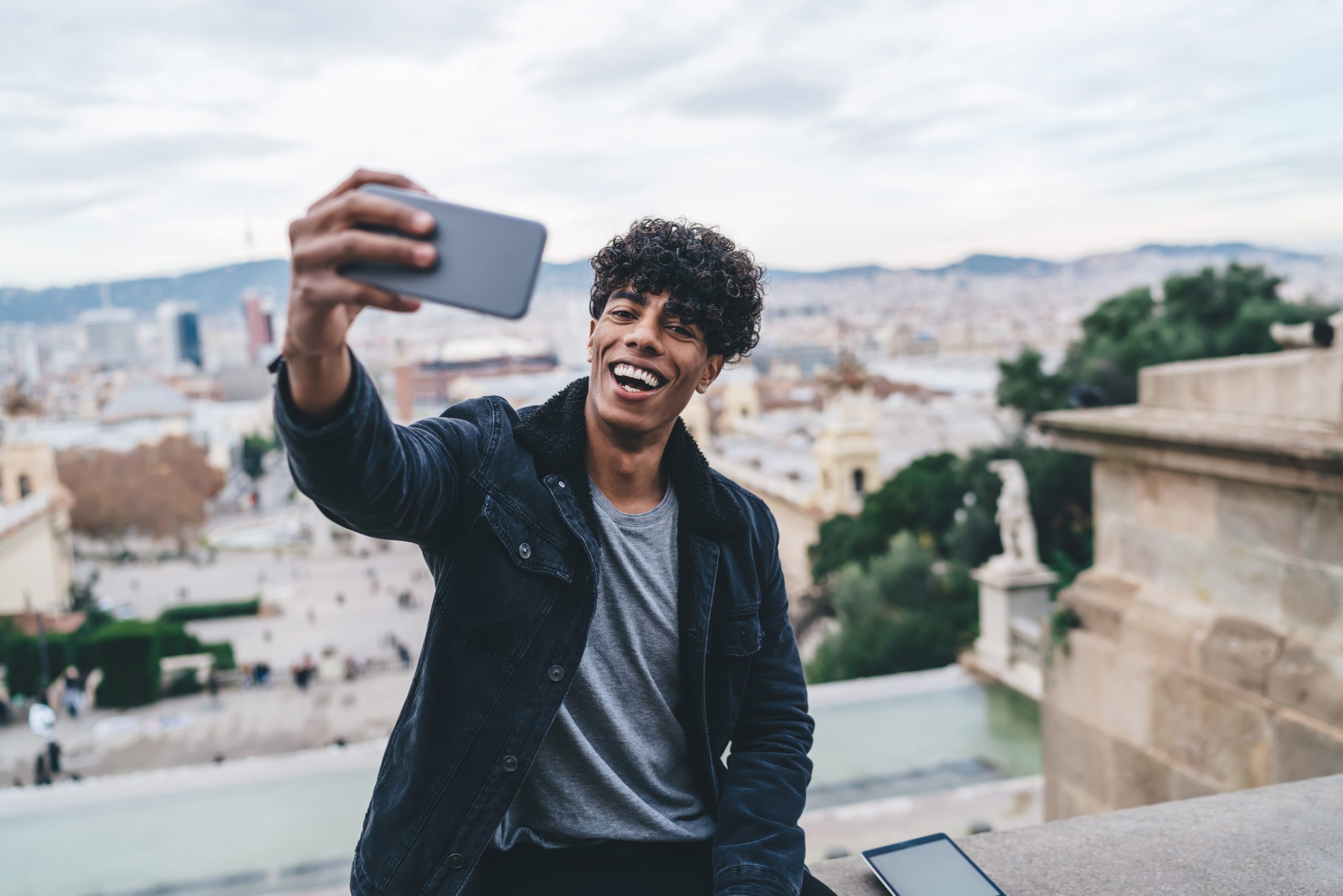 Ein junger Mann macht ein Selfie