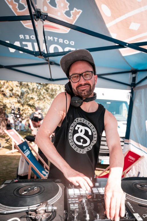 Ein DJ hinter seinen Plattentellern