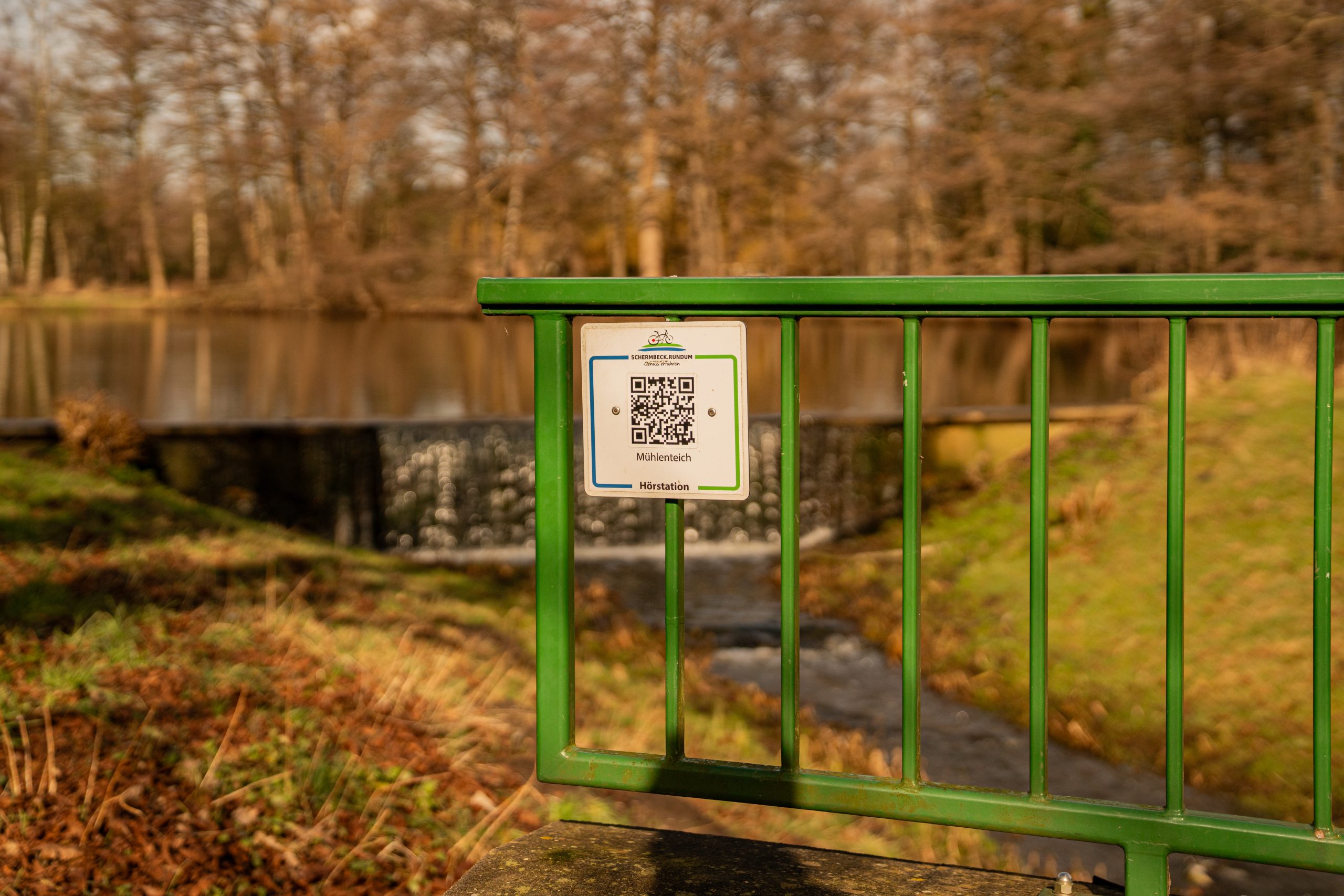 QR-Code füer eine Hörstation an einem Tor zum Mühlenteich.