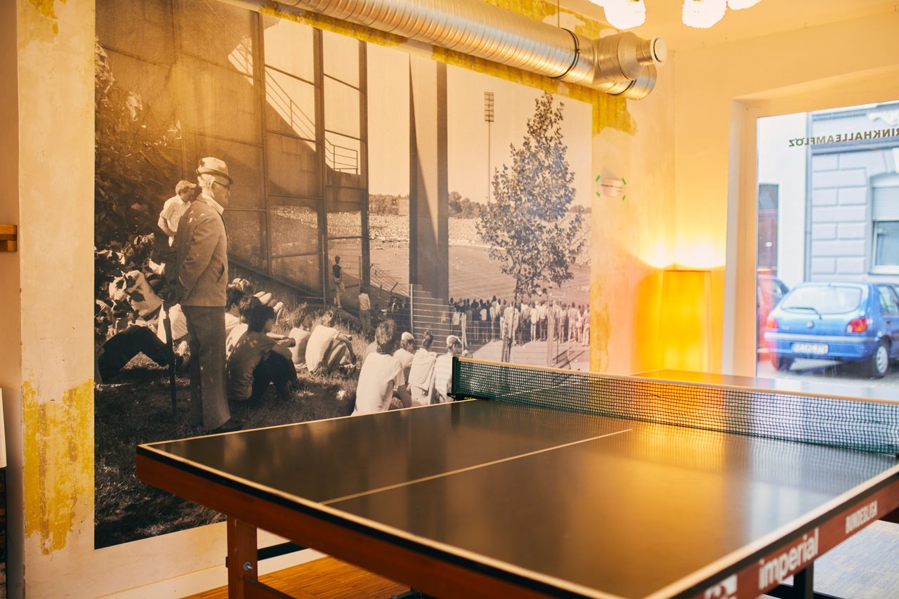 Eine Tischtennsplatte in einer Bude