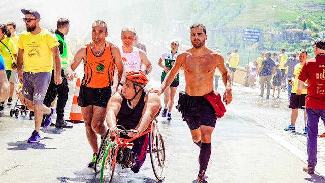 Sportler bei einem Laufwettbewerb, auch im Rollstuhl