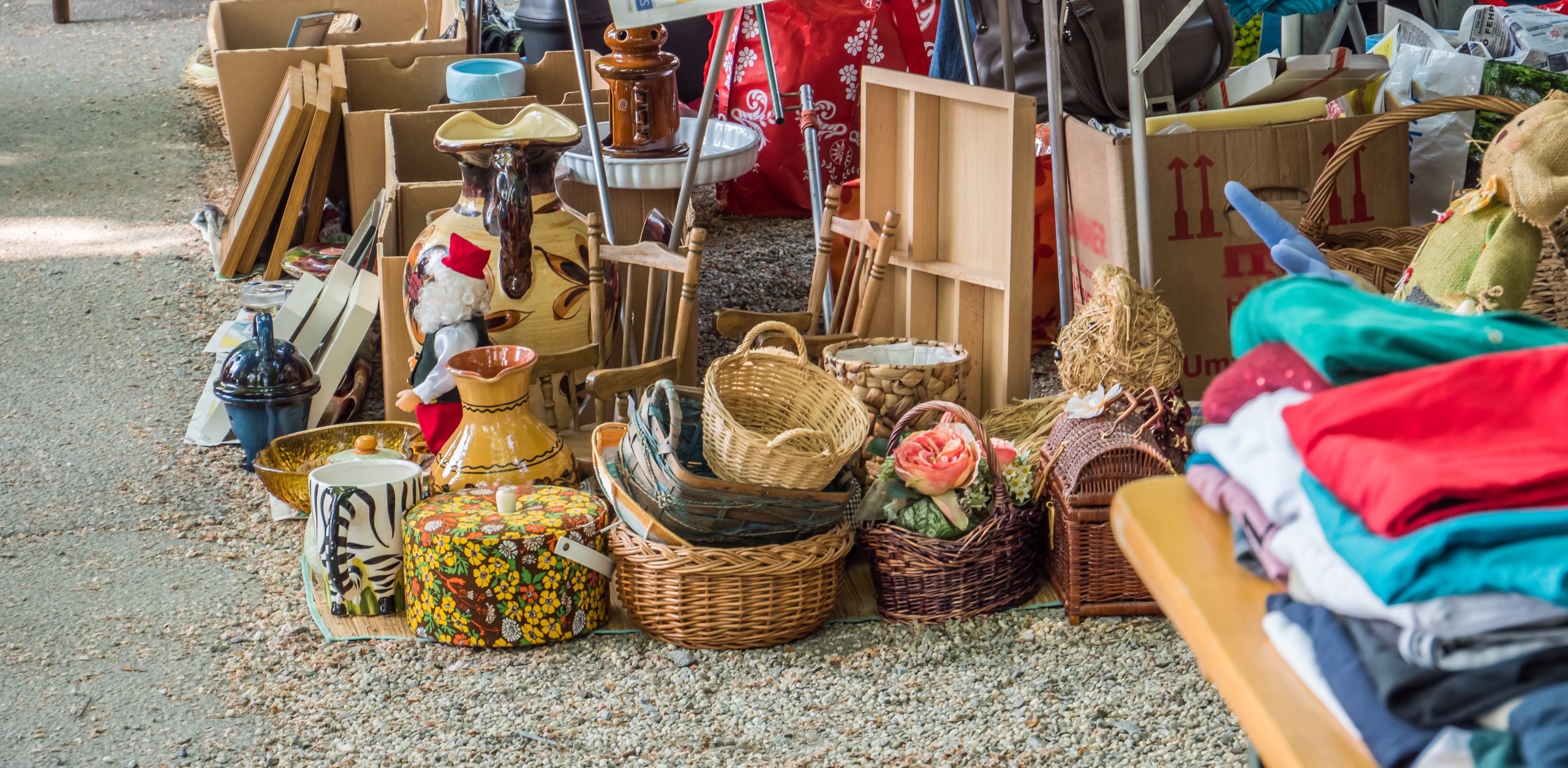 Vasen, Korb-Gegenstände und Textilien beim Trödel.