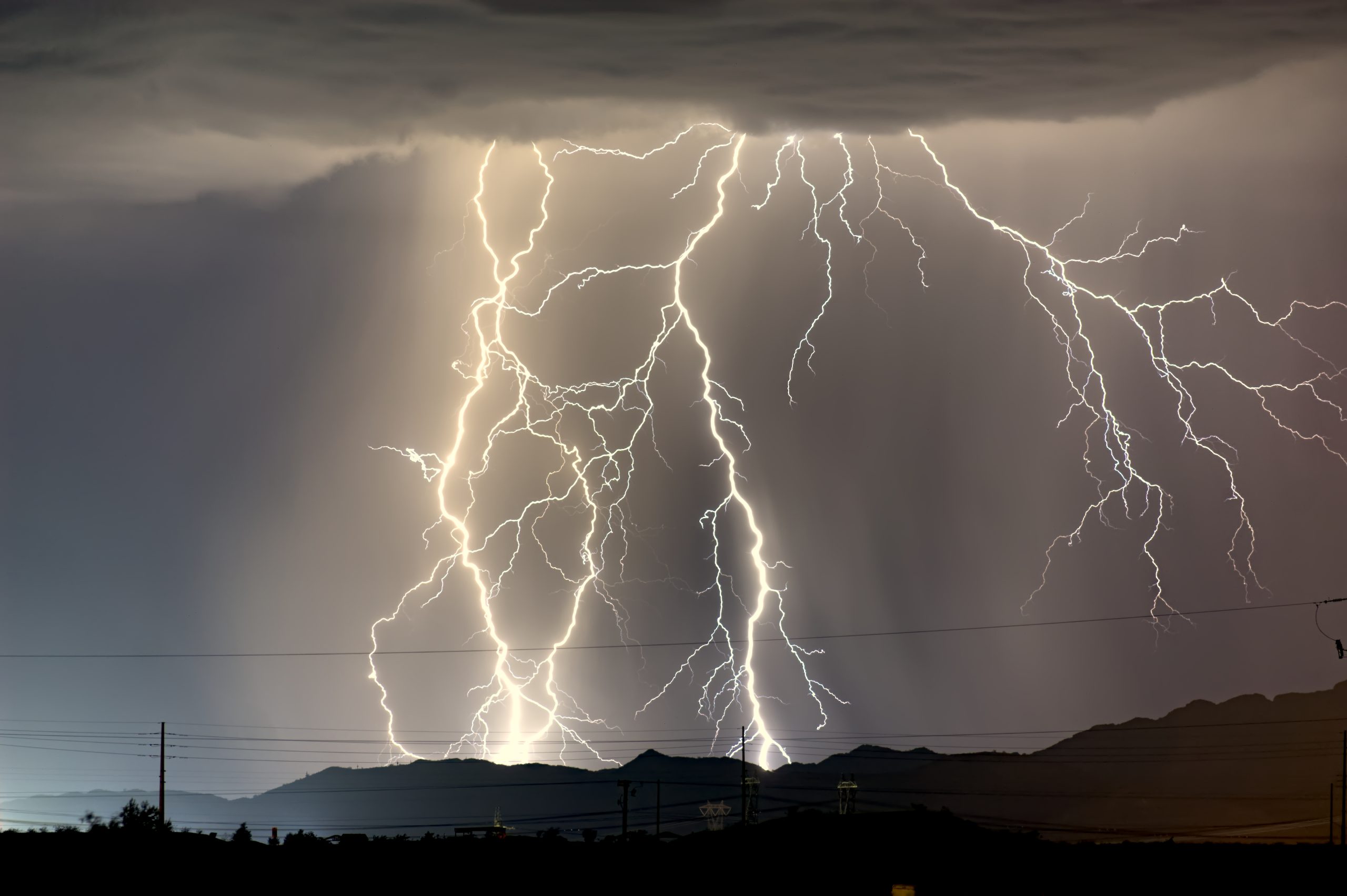 Gewitter kann furchterregend sein. Aber es gibt Wege, der Angst zu begegnen. Foto: Adobe Stock