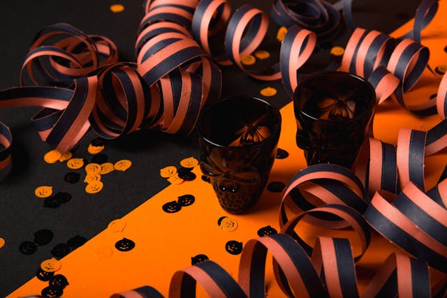 Schwarz-orange Luftschlangen
